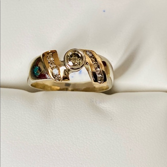 18k Gold & Diamond Ring - Picture 7 of 9